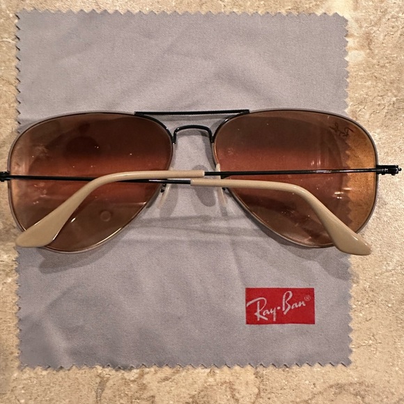 Ray Ban Aviator ๐๐ด๐๐๐โ๏ธ - Picture 2 of 8